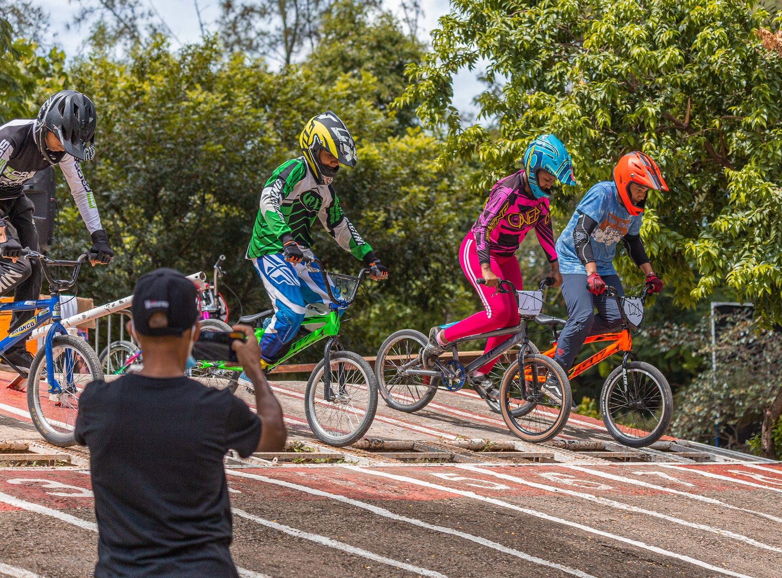 Niños compitiendo en la pista de bicicross