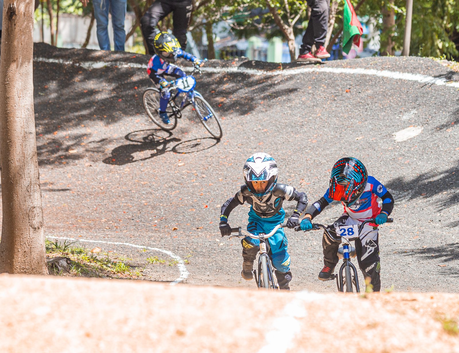 Dos niños subiendo una rampa durante una carrera de bicicross